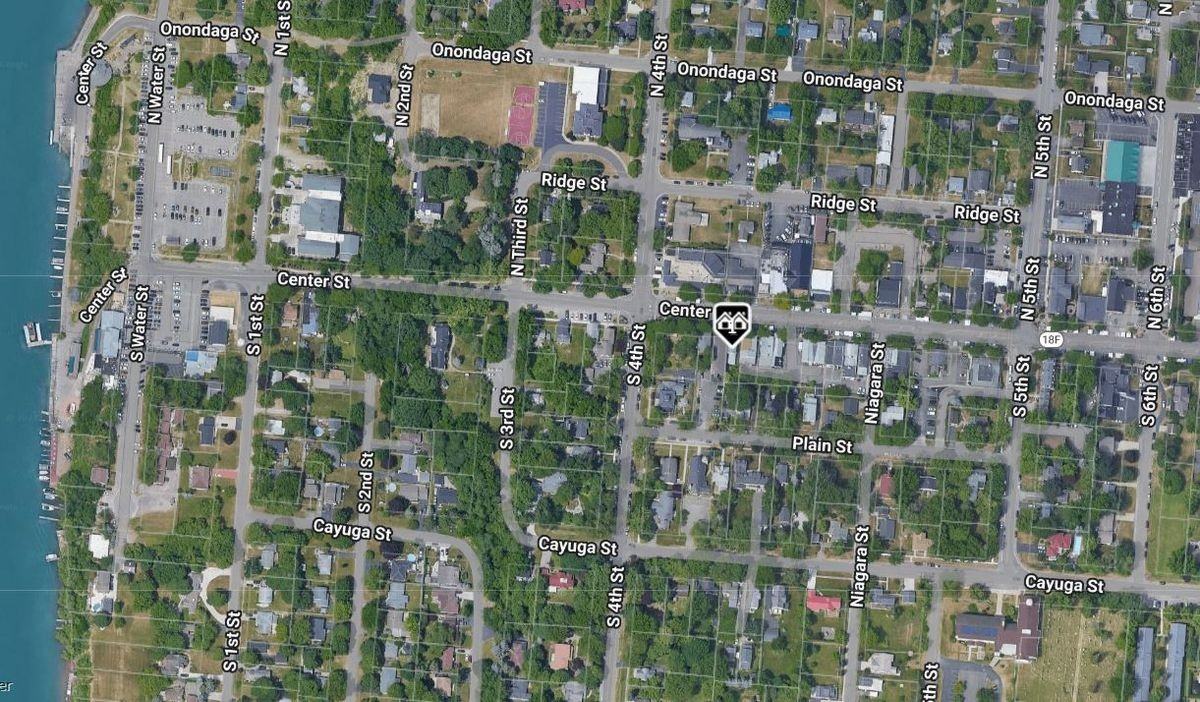 421 Center St - Photo 2 of 10