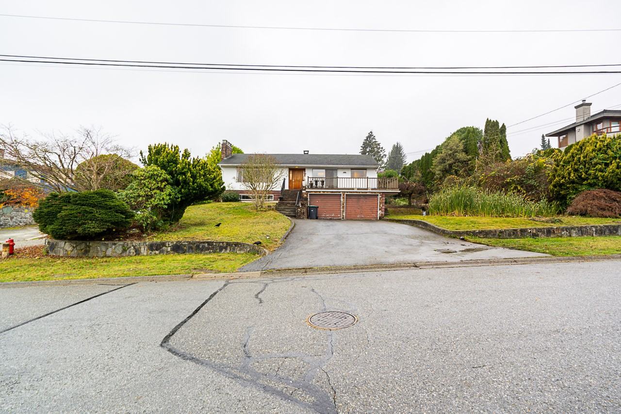 709 Roslyn Boulevard - Photo 2 of 33