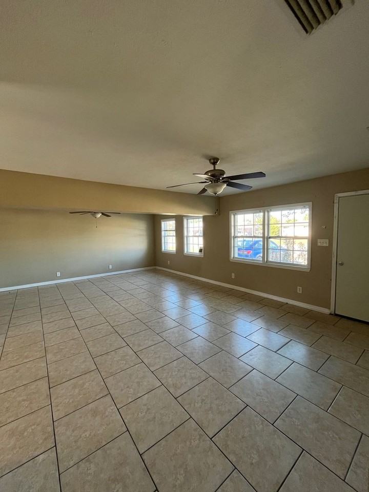 3121 W 21st Ct - Photo 3 of 10