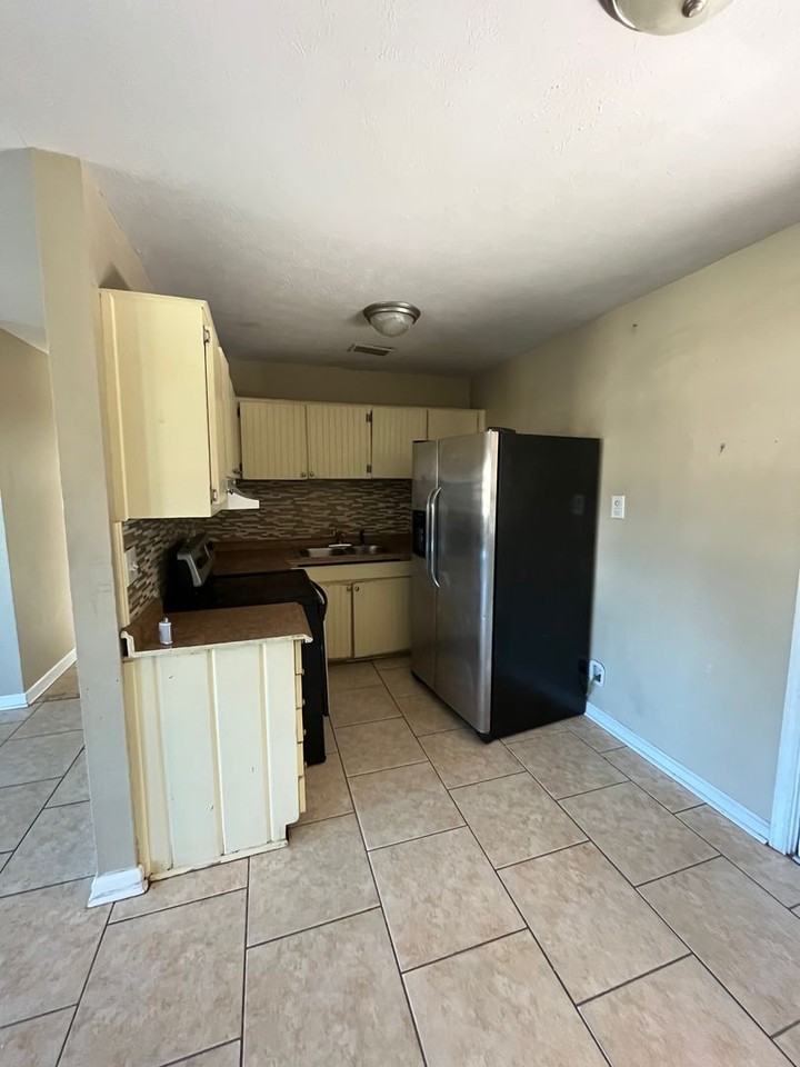 3121 W 21st Ct - Photo 4 of 10