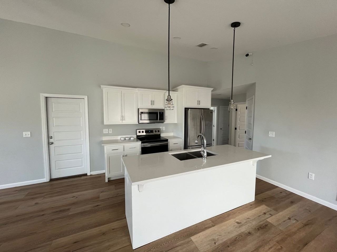 447 Raven Ln - Photo 3 of 9