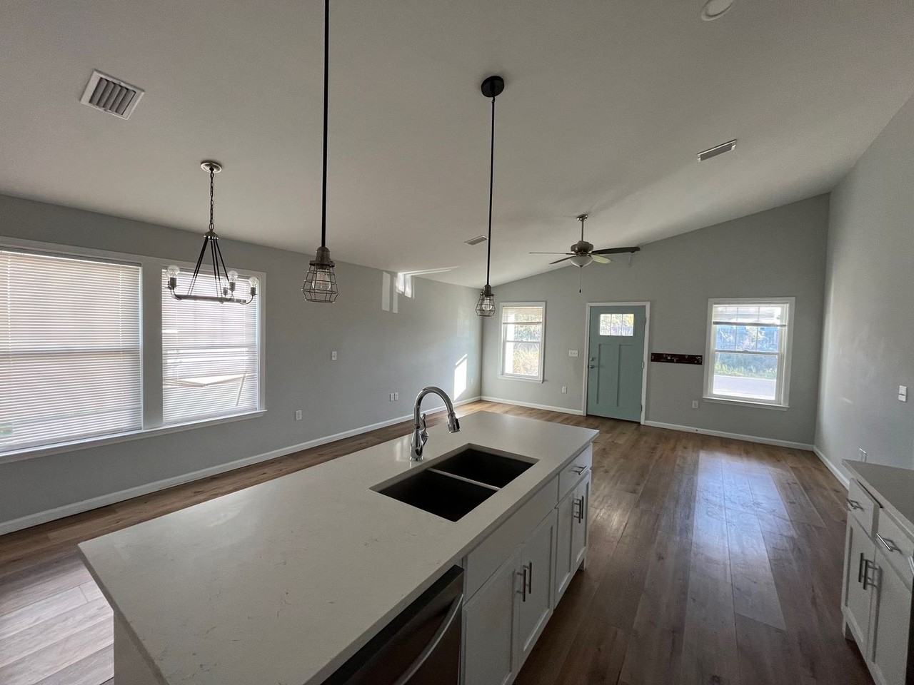 447 Raven Ln - Photo 4 of 9