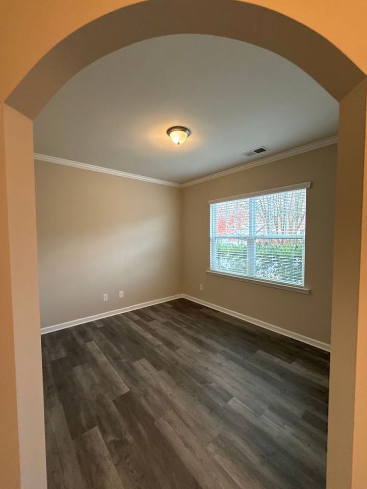 1121 Wainscott Dr - Photo 3 of 25