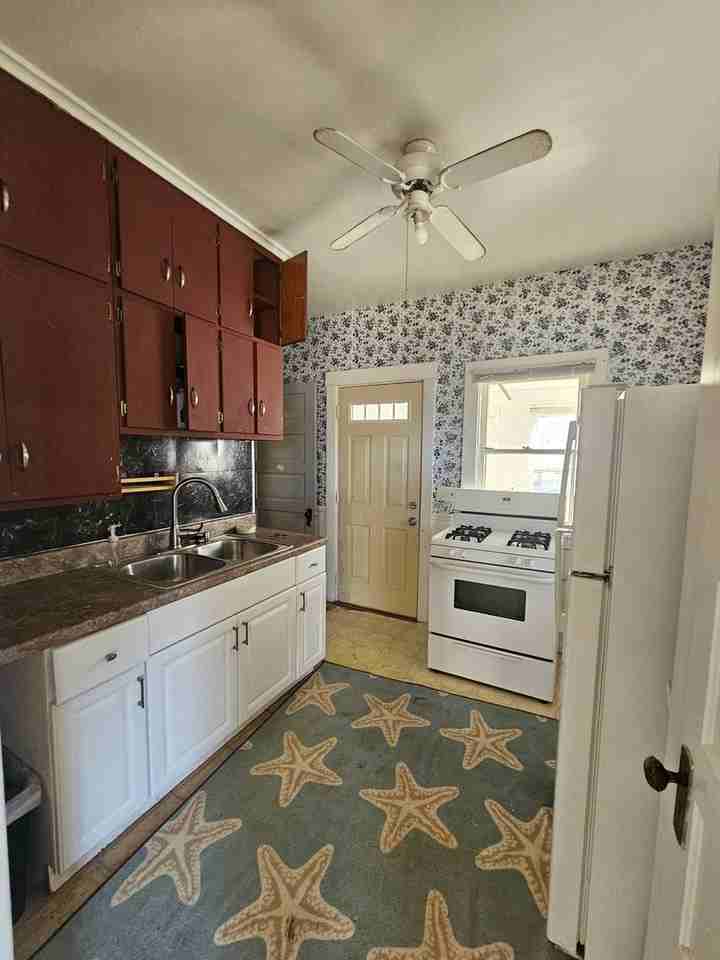 2425 12th St - Photo 5 of 10