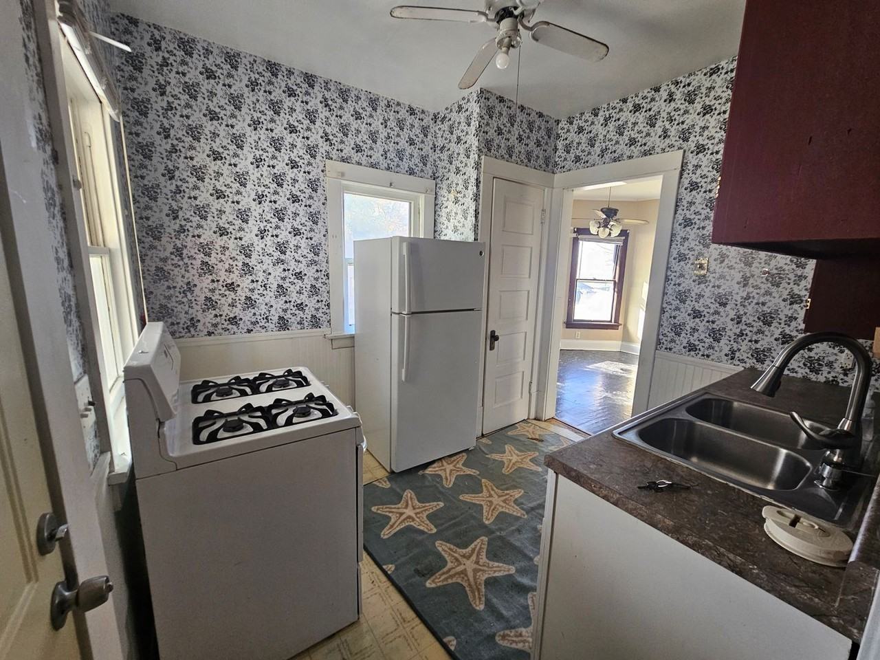 2425 12th St - Photo 6 of 10