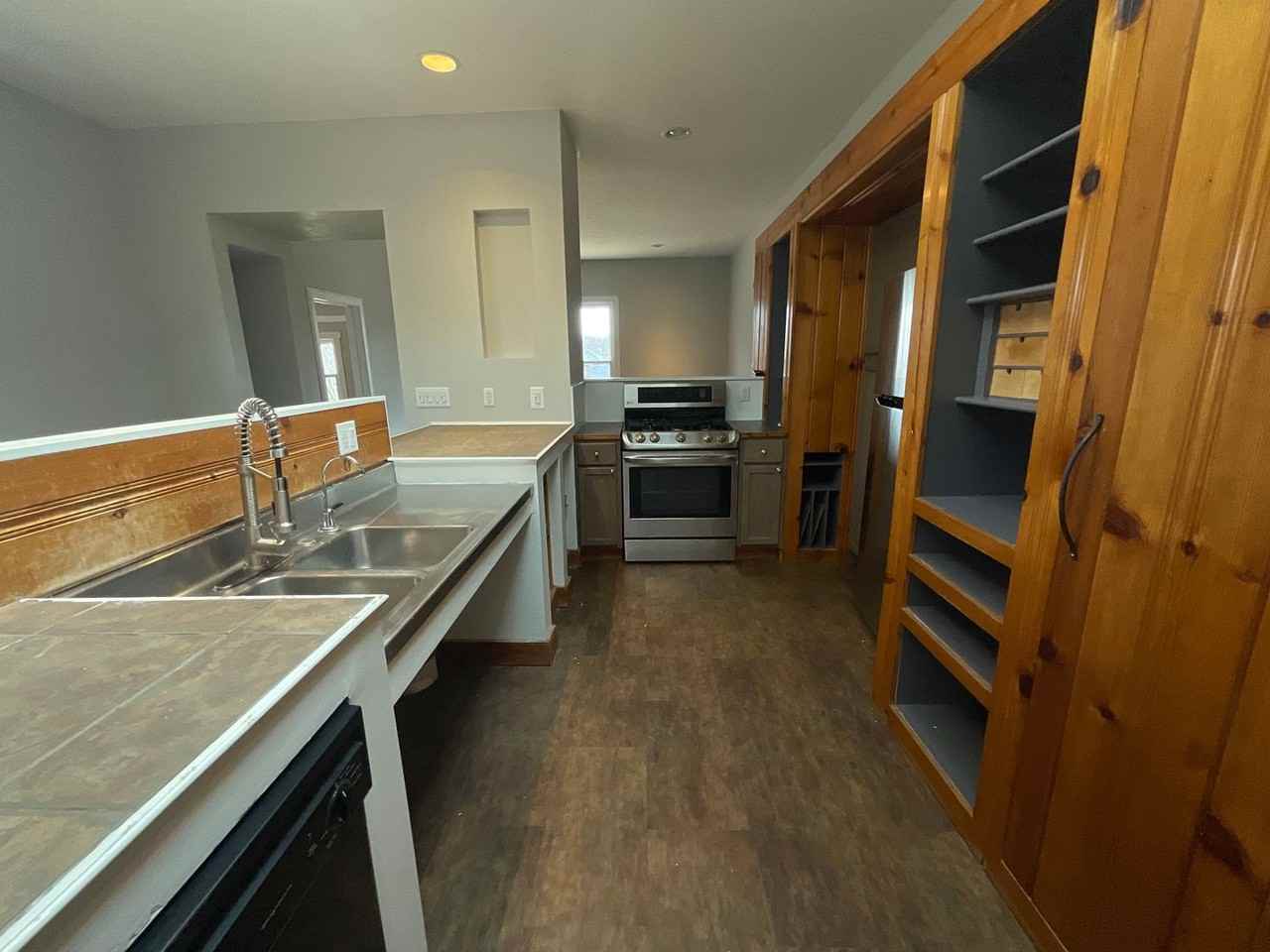 1103 N Woodburn Ave - Photo 2 of 11