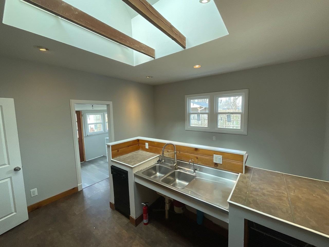 1103 N Woodburn Ave - Photo 3 of 11