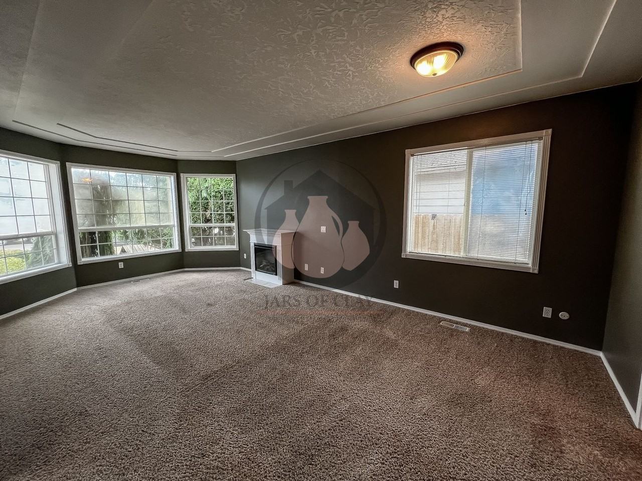 4913 49th Ave Ne - Photo 2 of 9