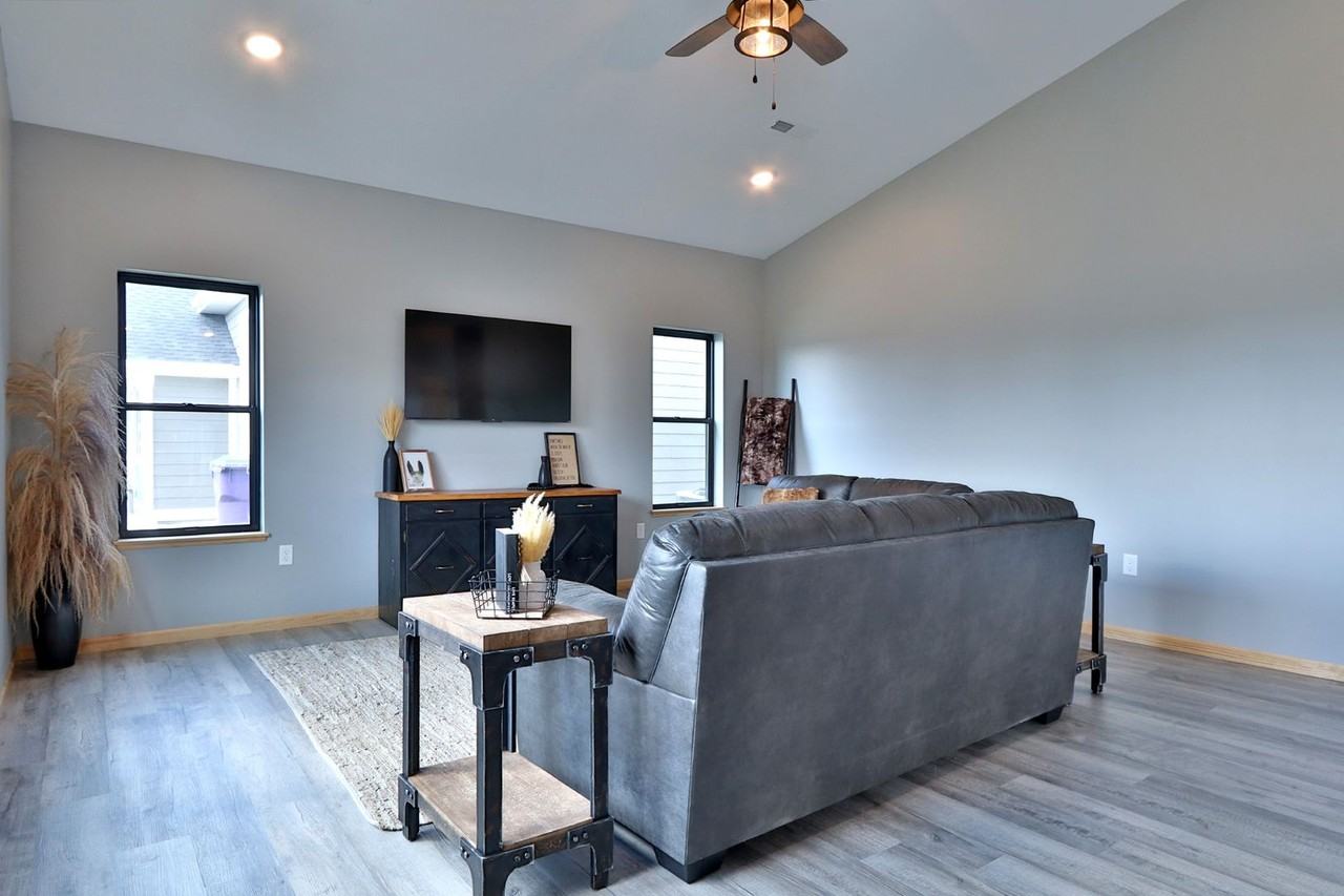 219 E 9th St - Photo 2 of 17