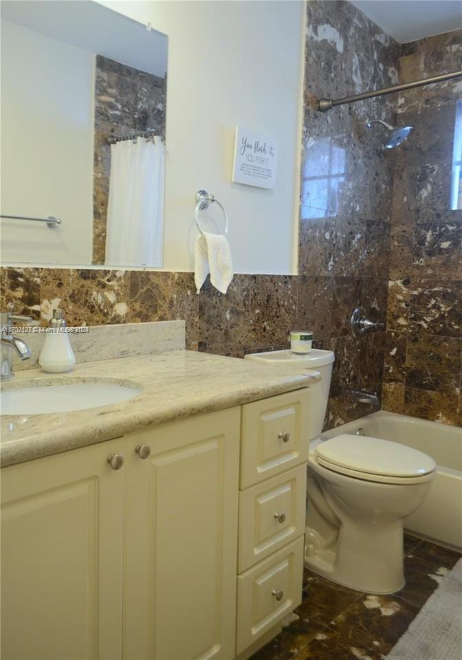 2237 Sw 63rd Ave - Photo 3 of 8