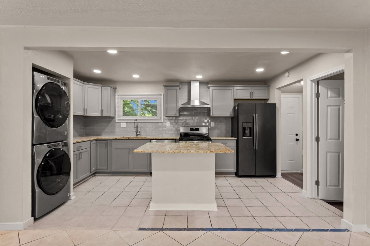 Boyle Ave - Photo 3 of 15