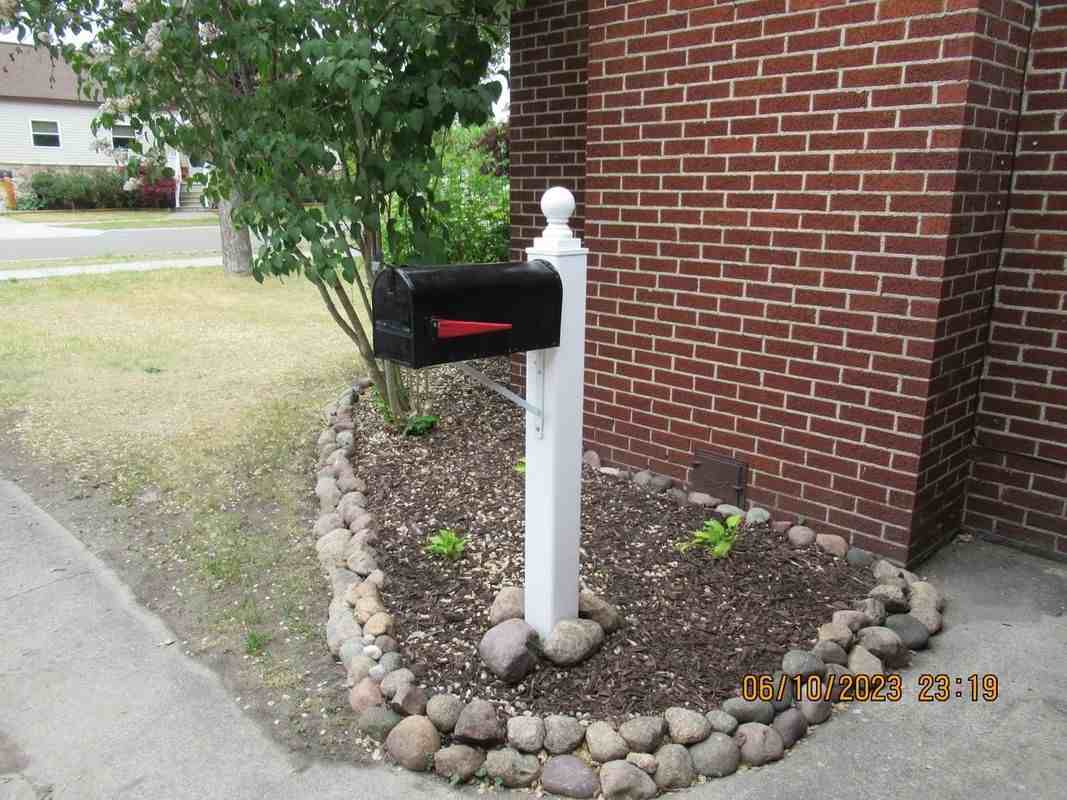 219 W Maple St - Photo 2 of 18