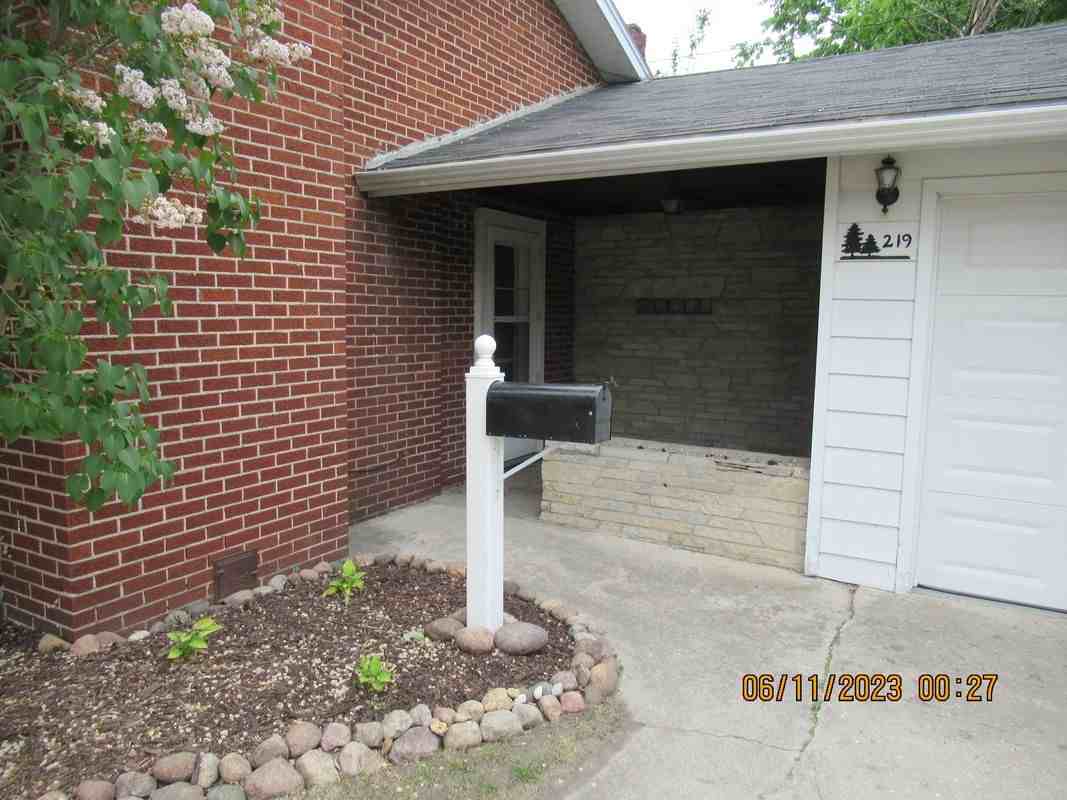 219 W Maple St - Photo 3 of 18