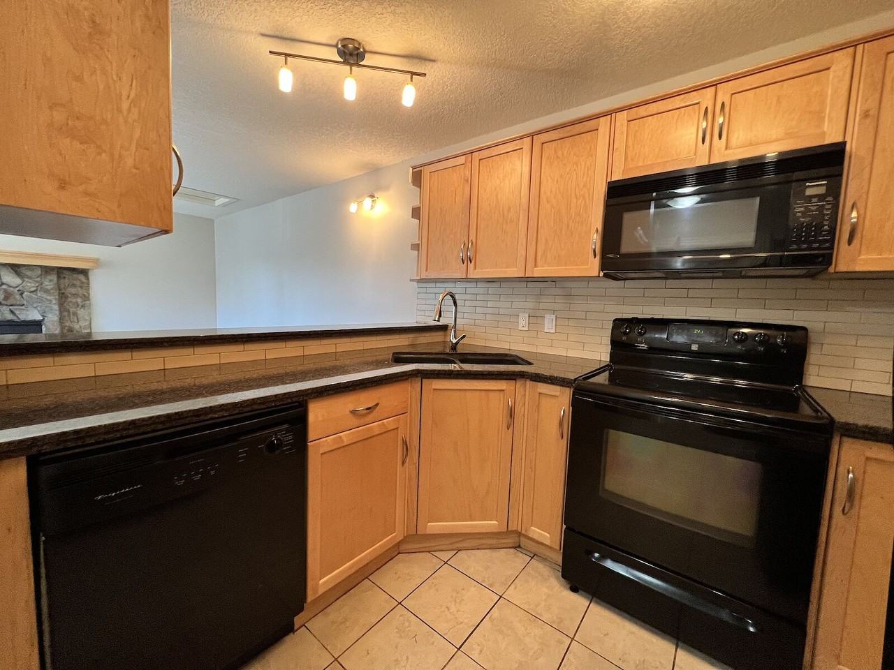 Corner unit, 2Bed 1.5Bath Townhome in Glamorgan! Double Garage, 2outdoor spaces - Photo 3 of 31