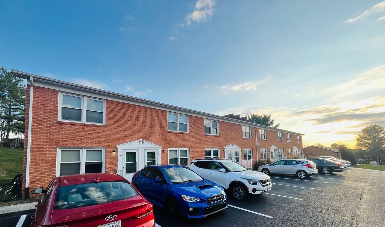 2 Bedroom, 1 Bath Apartment - Photo 2 of 7