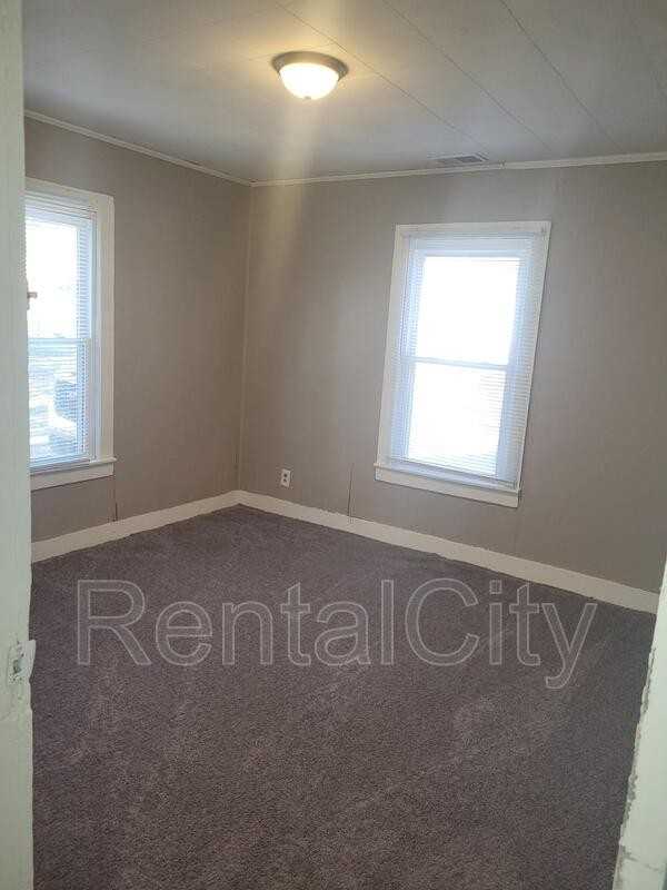 921 W Wheeler St - Photo 3 of 9