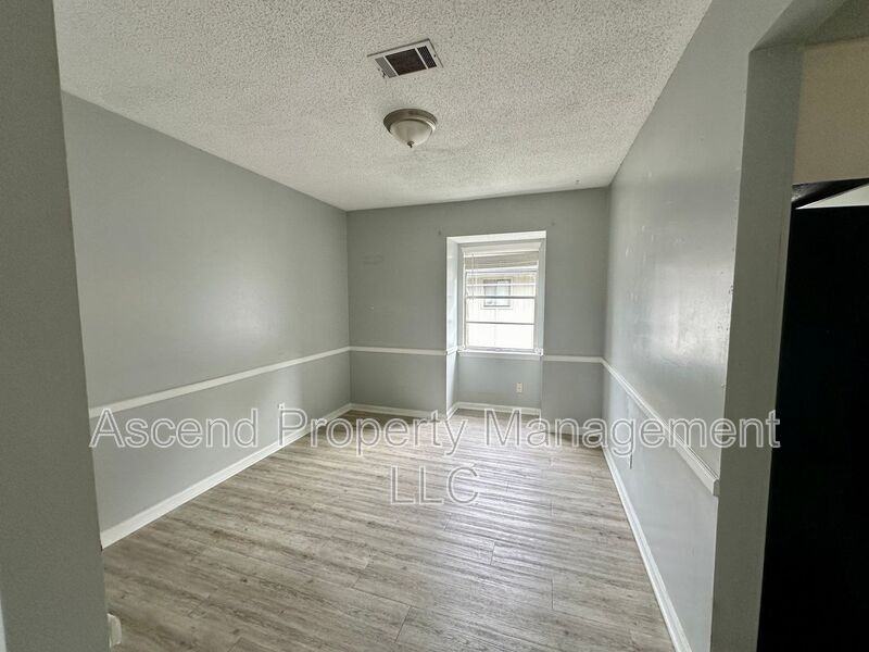 2410 Lyndon Ave #8 - Photo 4 of 12