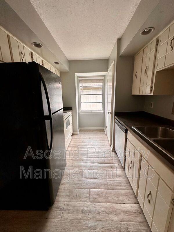 2410 Lyndon Ave #8 - Photo 5 of 12