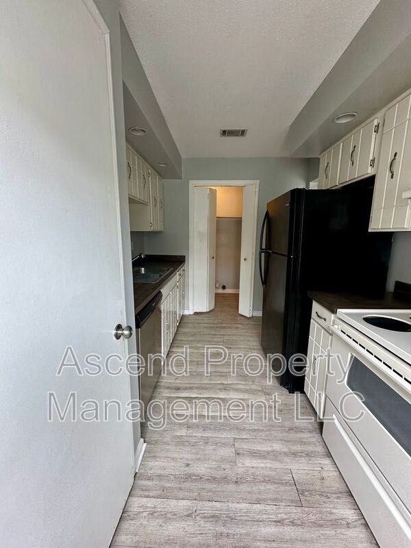 2410 Lyndon Ave #8 - Photo 6 of 12