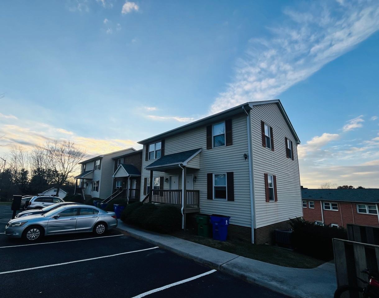 2 Bedroom, 1 Bath Apartment - Photo 2 of 8