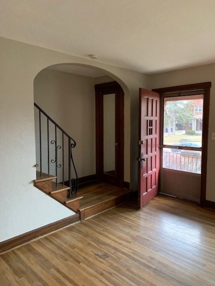 Wyandotte -1 - Photo 2 of 4