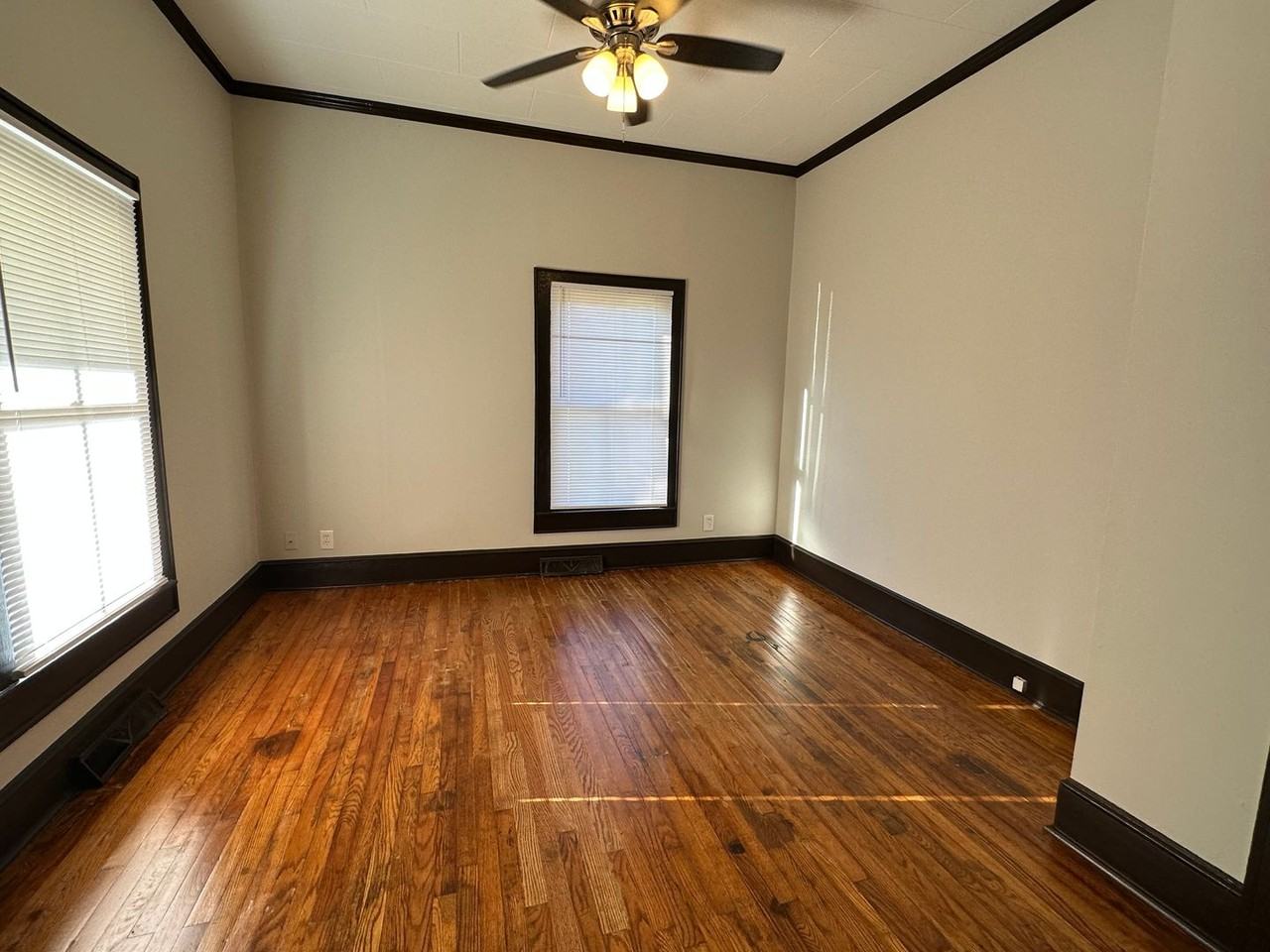 307 Lewis St - Photo 2 of 16