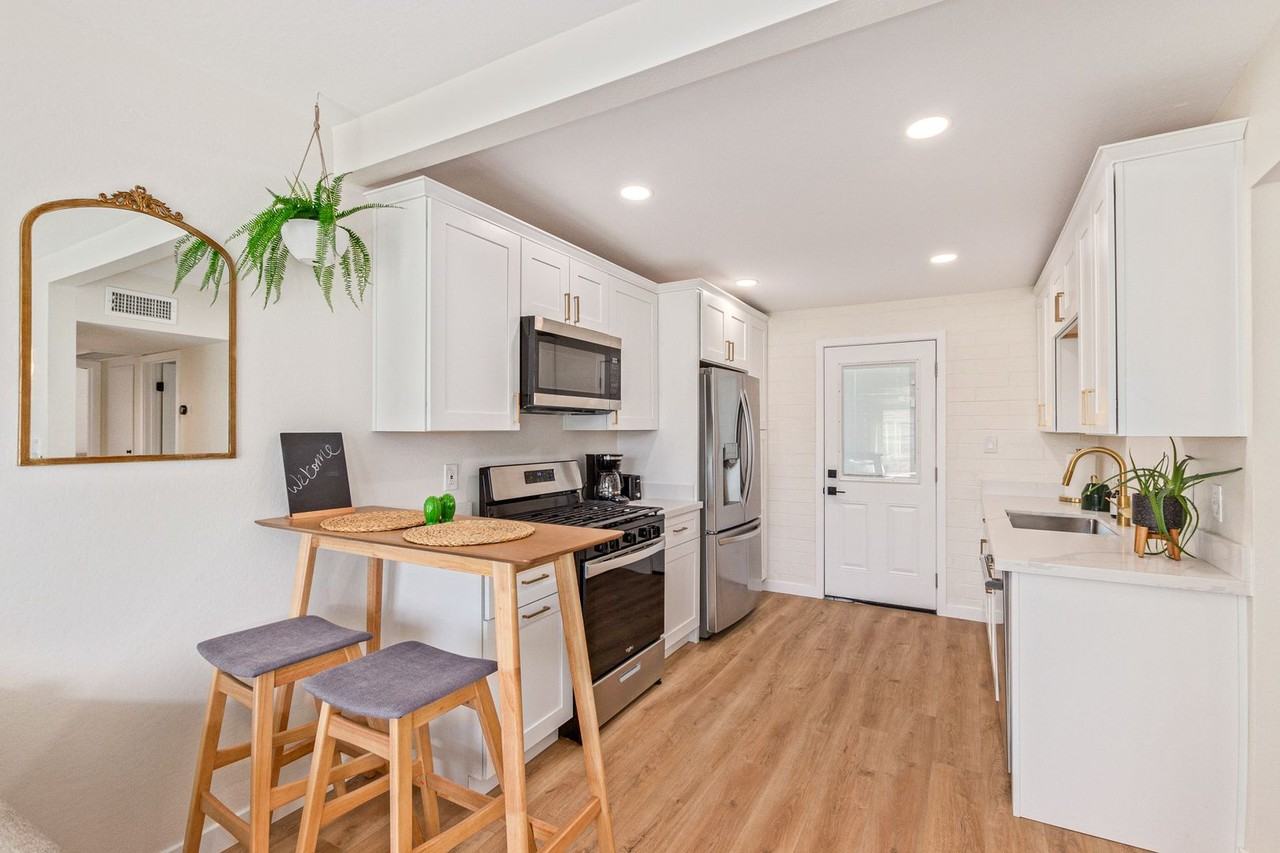 930 E Henry St #A - Photo 2 of 11
