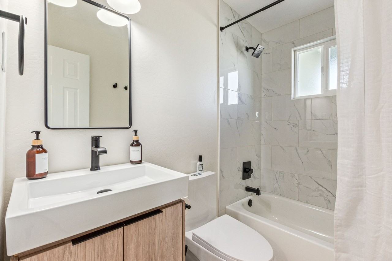 930 E Henry St #A - Photo 7 of 11