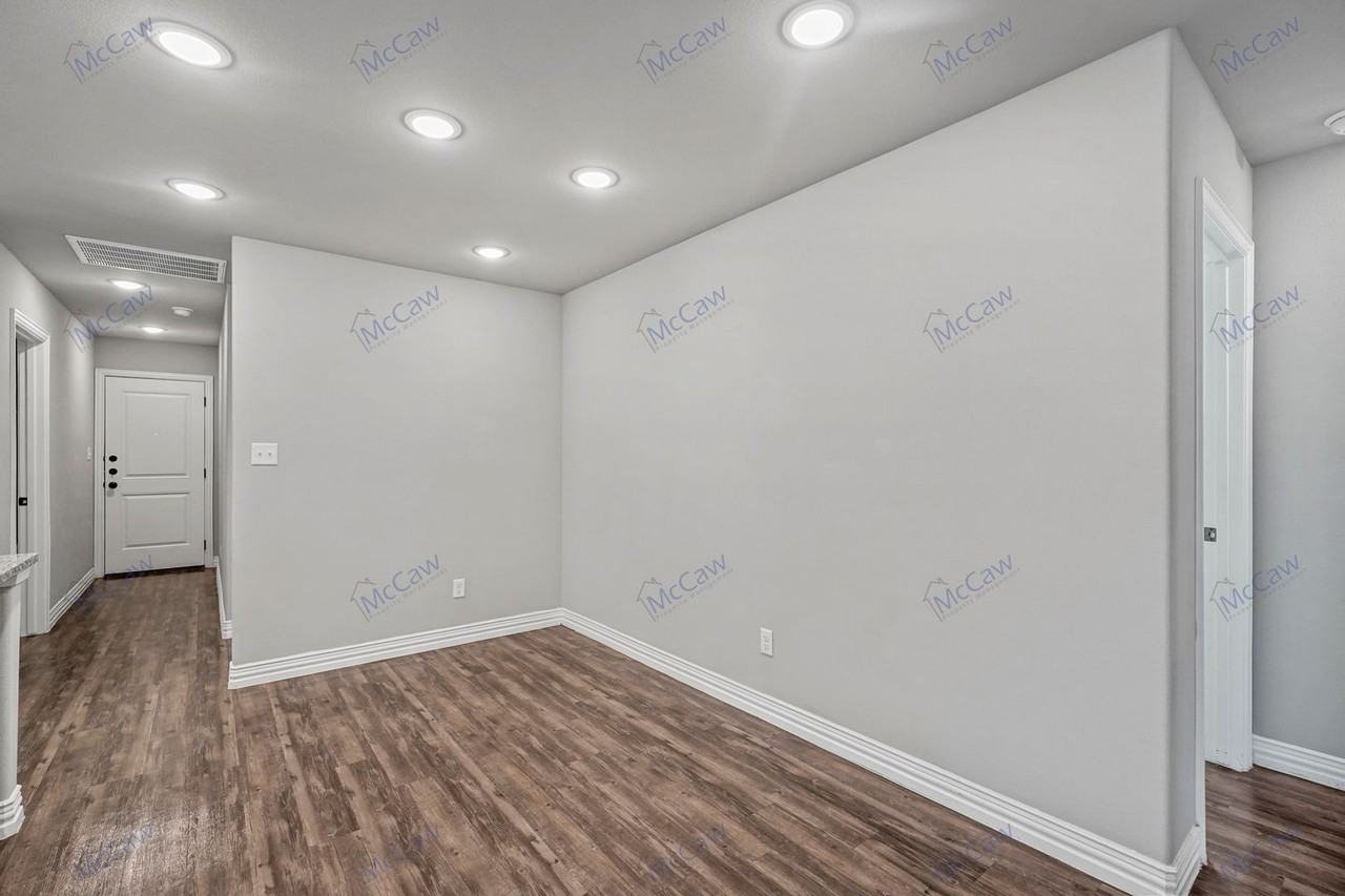 105 S Commerce St - Photo 3 of 21