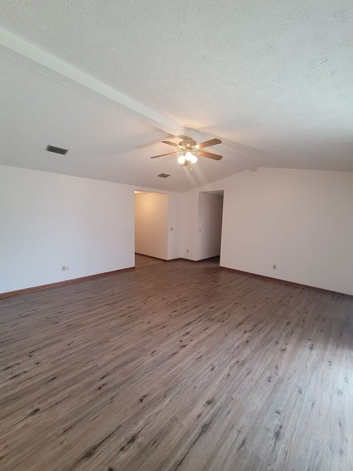 7709 Betty Louise Dr - Photo 3 of 11