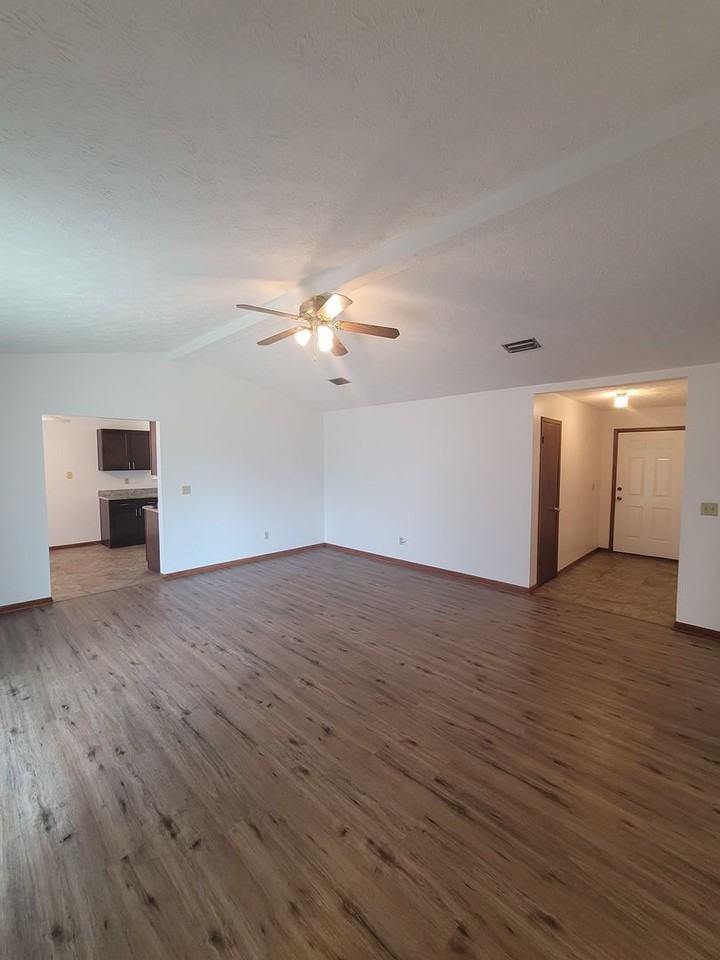 7709 Betty Louise Dr - Photo 4 of 11