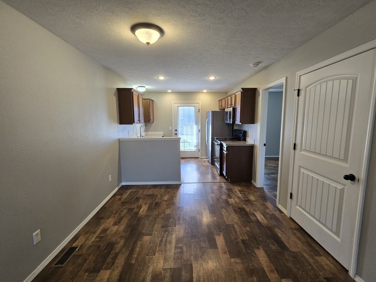 561 Welch St - Photo 4 of 17