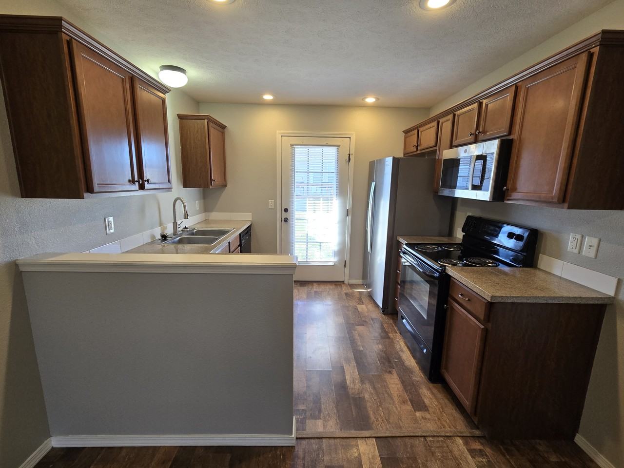 561 Welch St - Photo 5 of 17