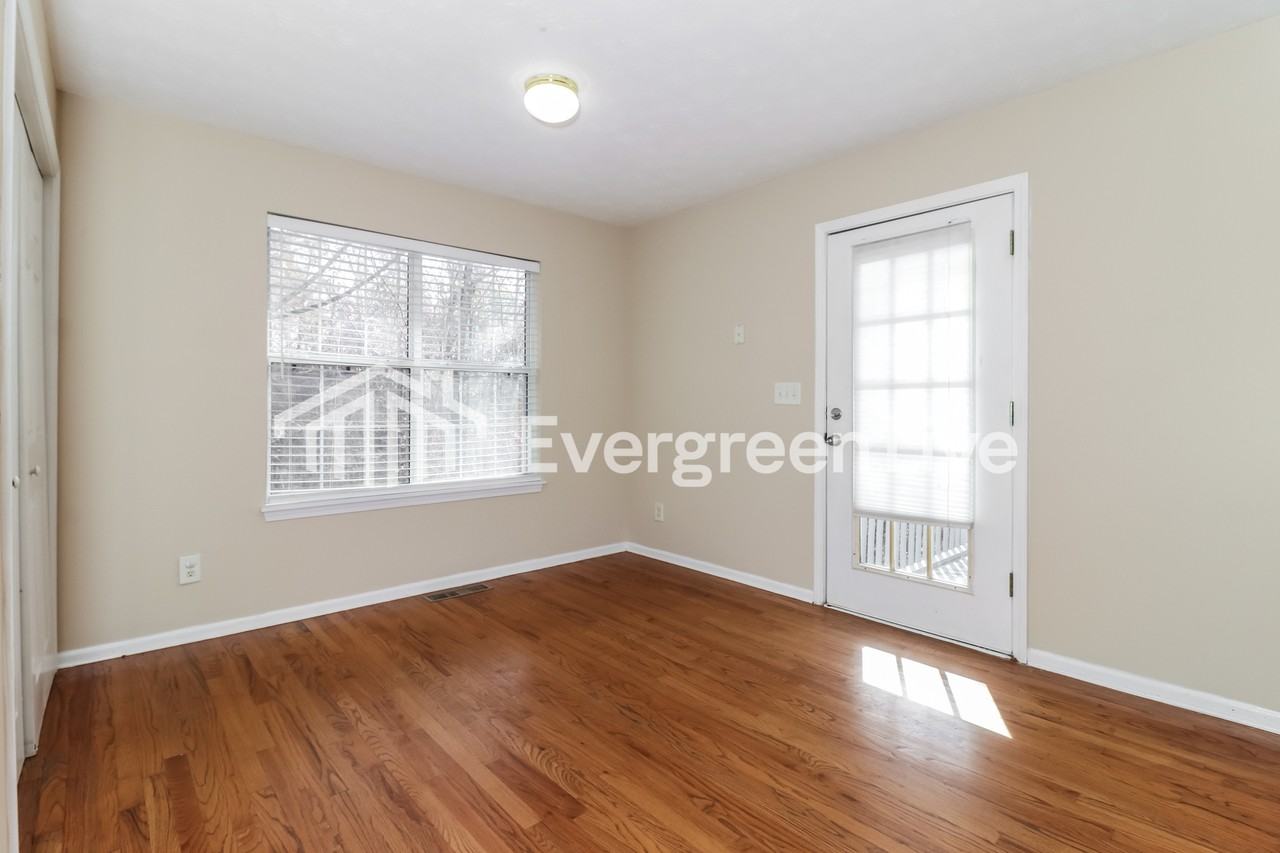 520 Ashland Manor Dr - Photo 4 of 15
