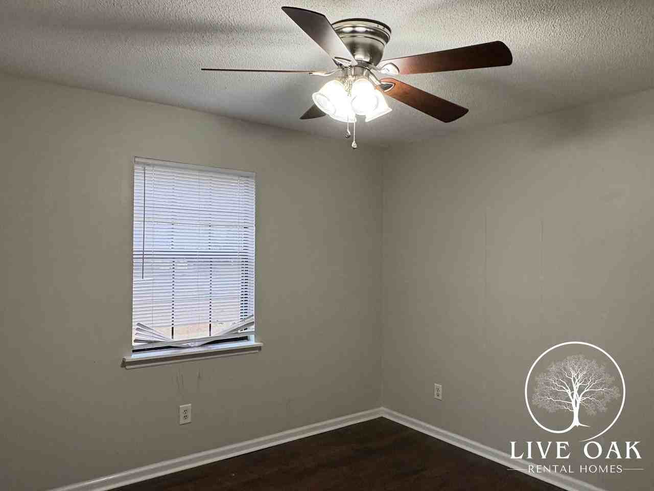 617 Slade St - Photo 4 of 14