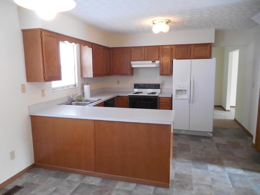 1056 Welwyn Dr - Photo 3 of 13