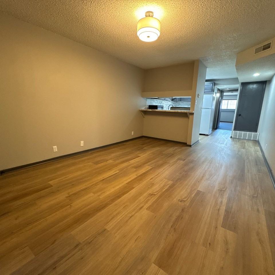 1121 N 28th St #13 - Photo 4 of 19