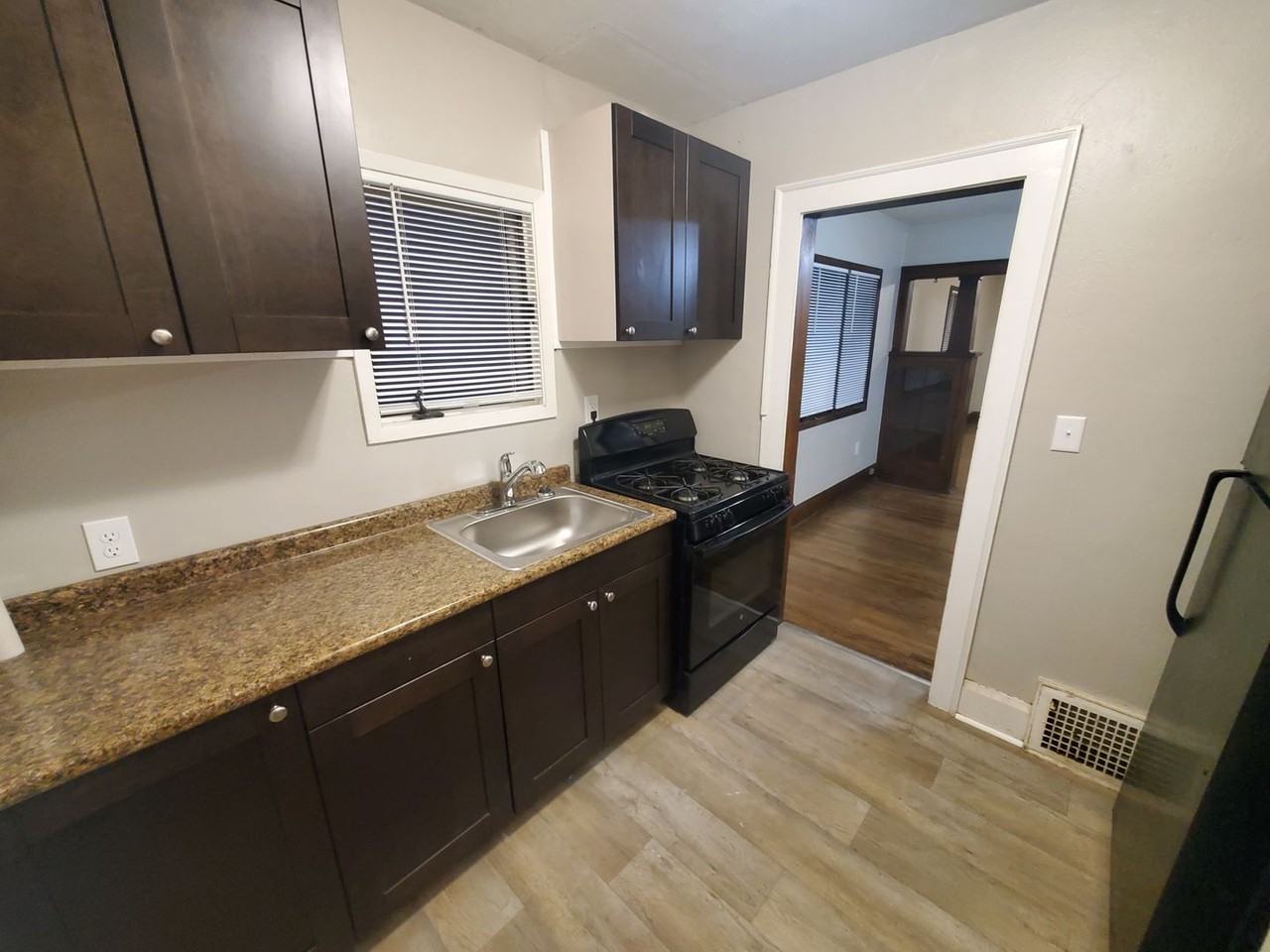 2726 Des Moines St - Photo 2 of 33