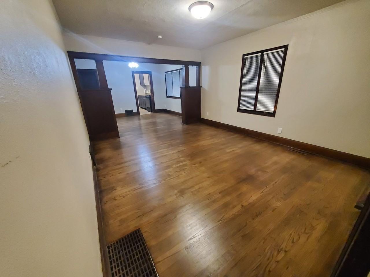 2726 Des Moines St - Photo 4 of 33