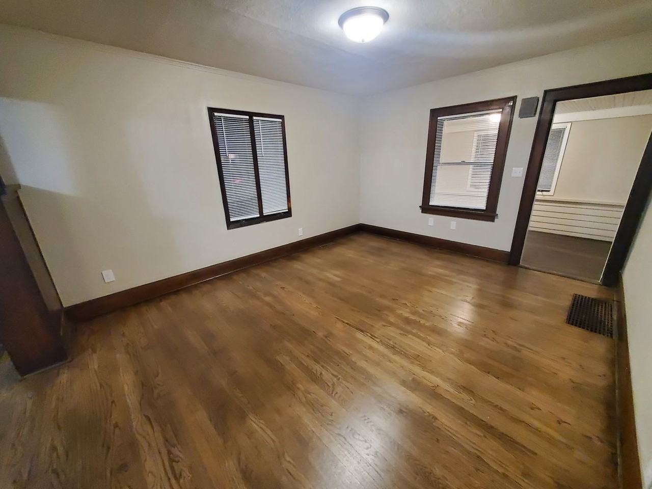 2726 Des Moines St - Photo 5 of 33