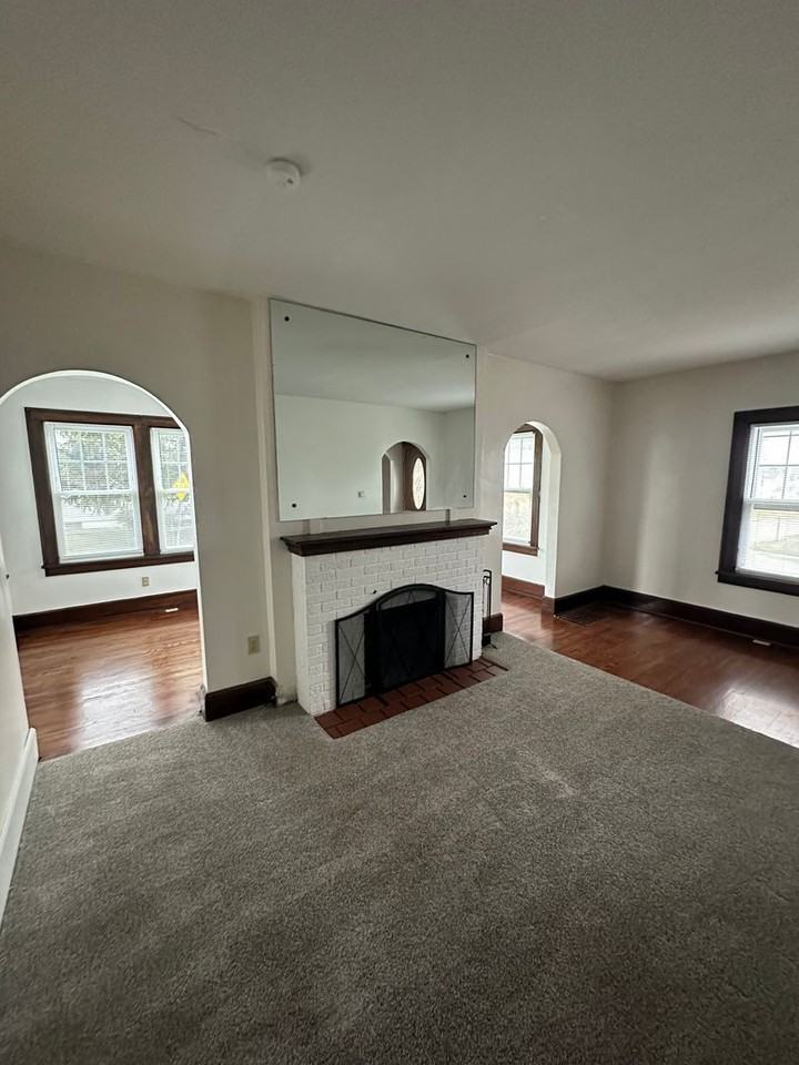 848 E University St - Photo 4 of 10