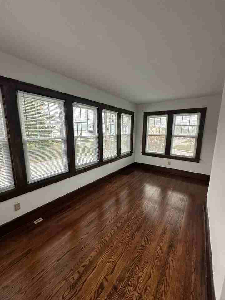 848 E University St - Photo 5 of 10