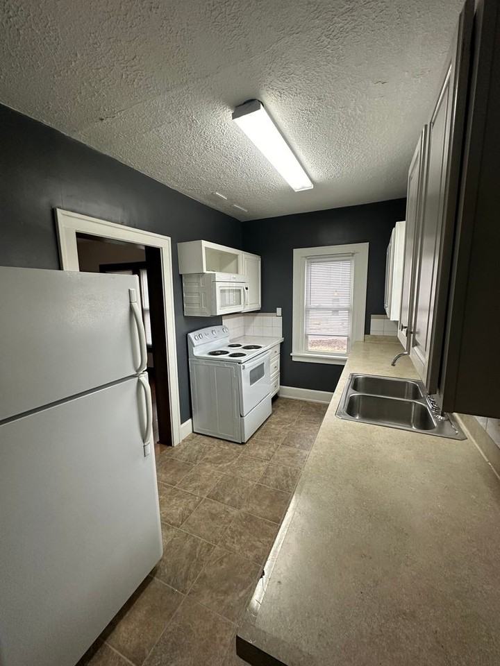 848 E University St - Photo 6 of 10