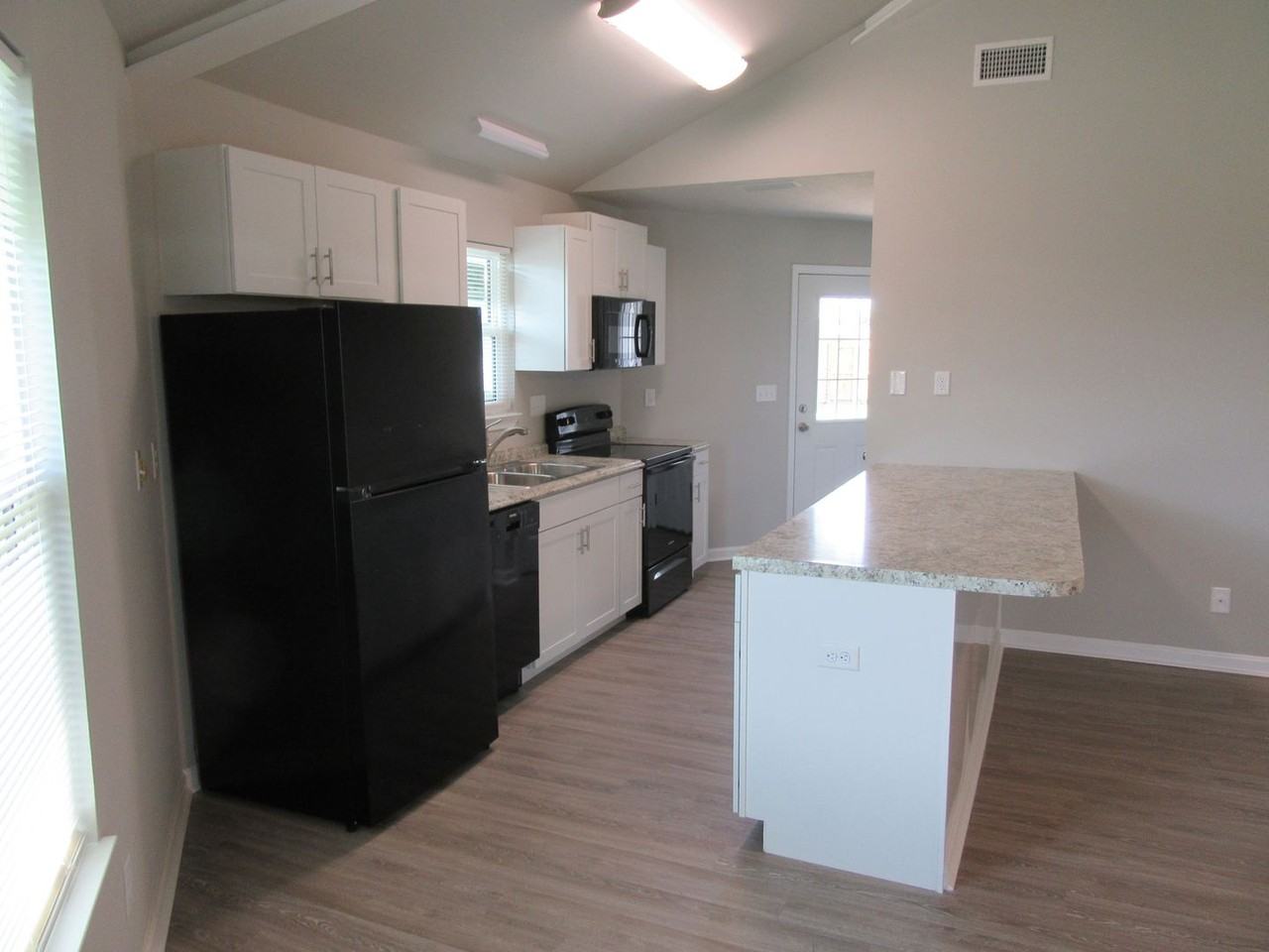 1302 Grace Ave Apt C - Photo 2 of 12