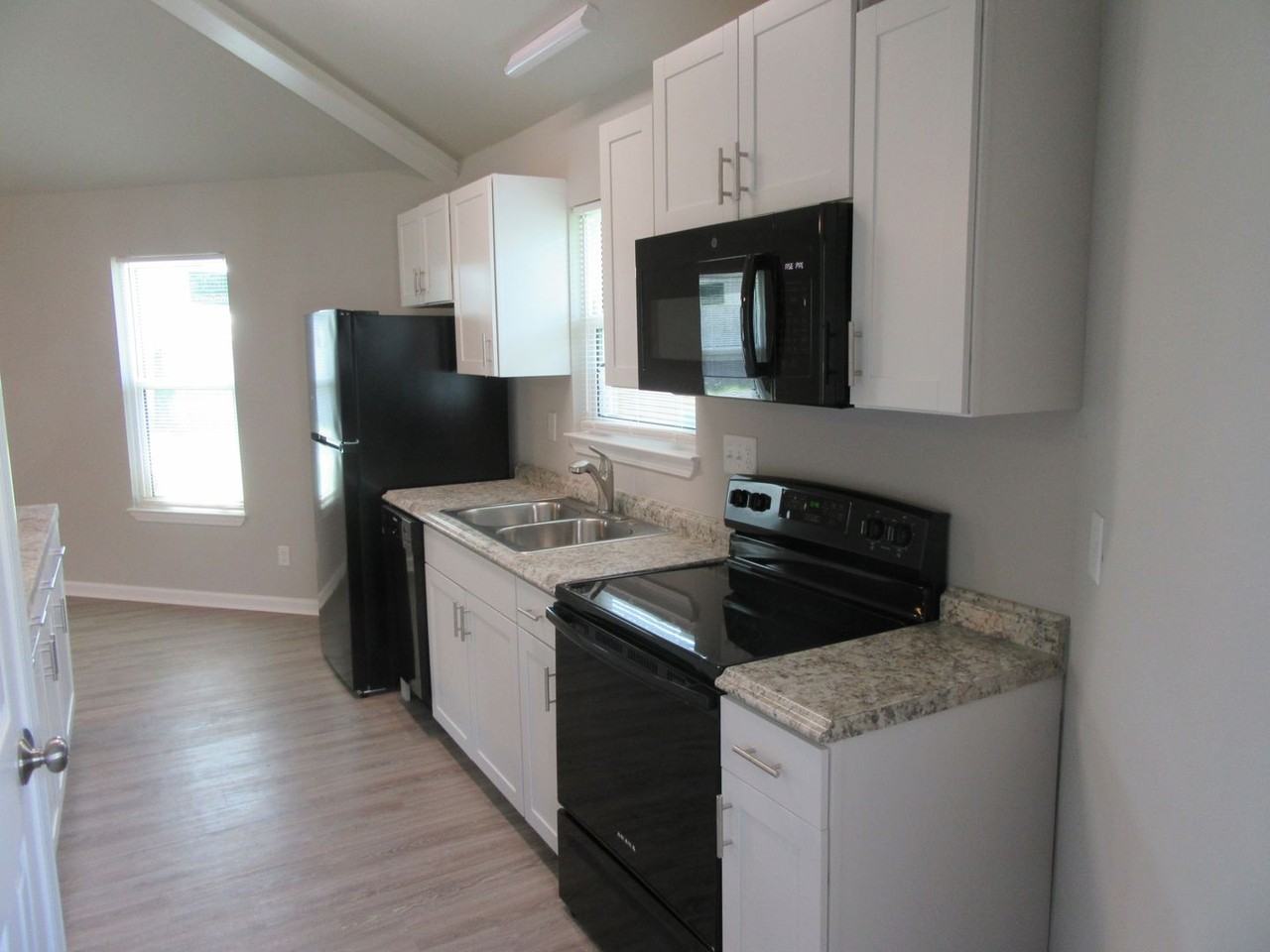 1302 Grace Ave Apt C - Photo 4 of 12