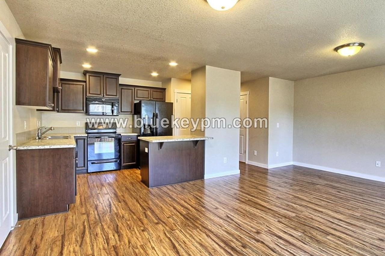7413 Ne 56th St - Photo 3 of 13