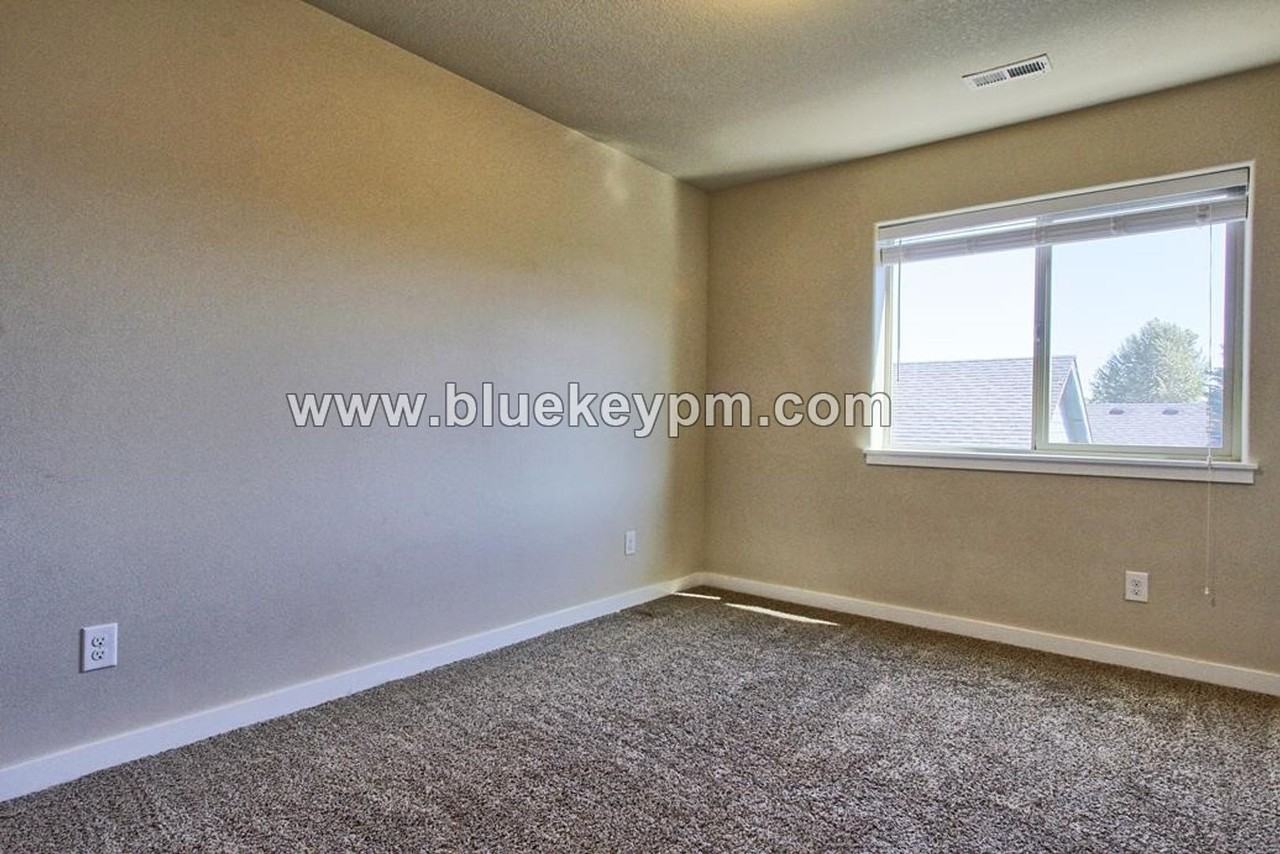 7413 Ne 56th St - Photo 7 of 13