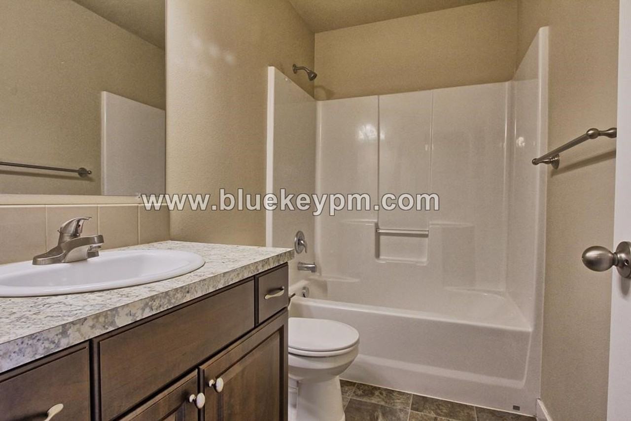 7413 Ne 56th St - Photo 4 of 13