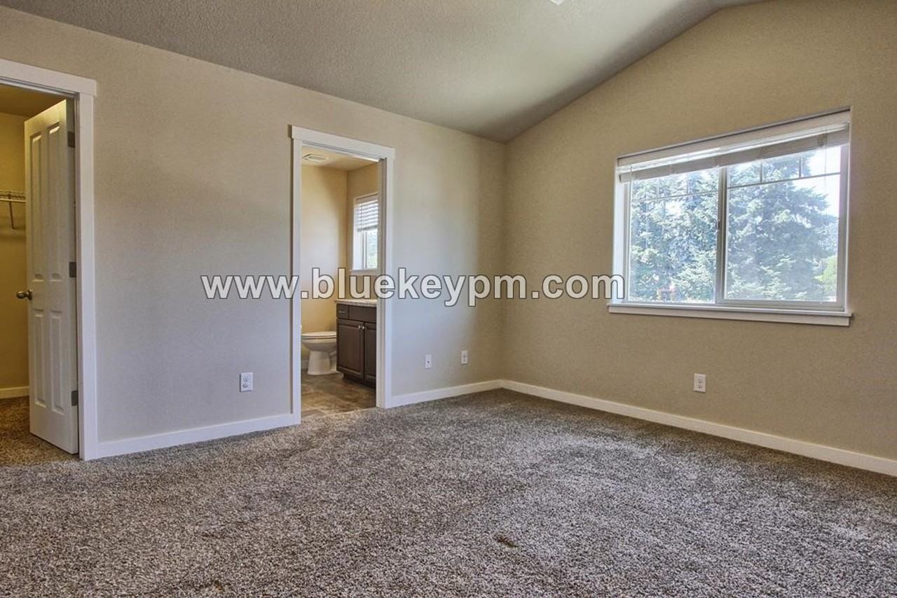 7413 Ne 56th St - Photo 6 of 13