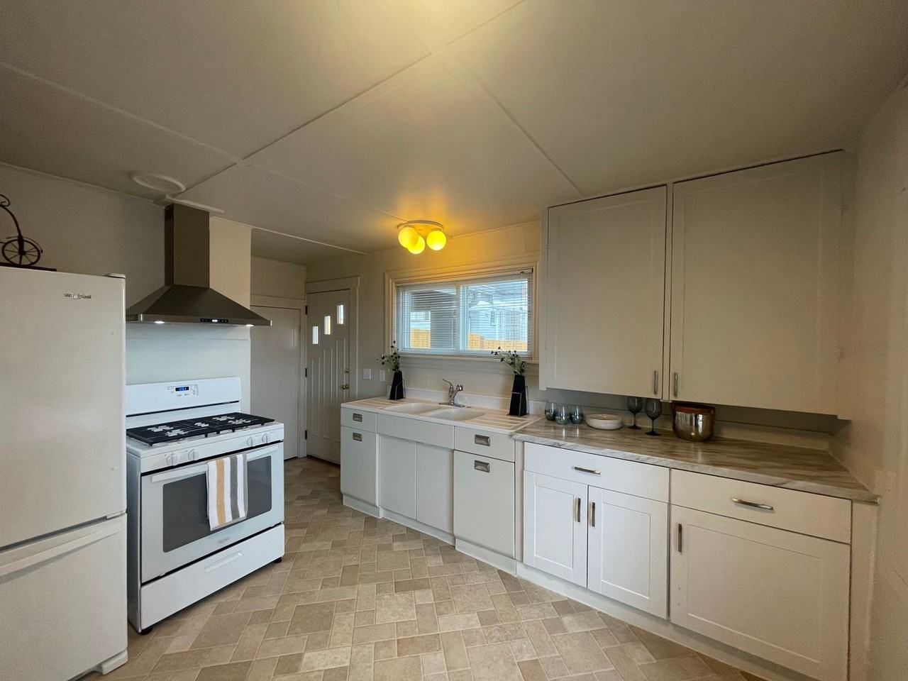 1221 S 101st St - Photo 3 of 11